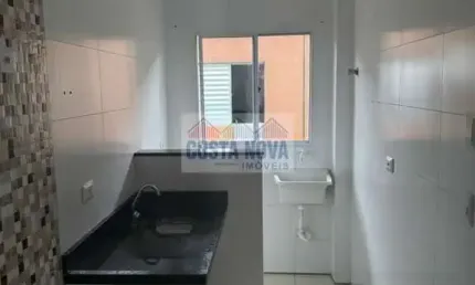 Casa sobreposta em condomínio fechado no bairro Melvi em Praia Grande