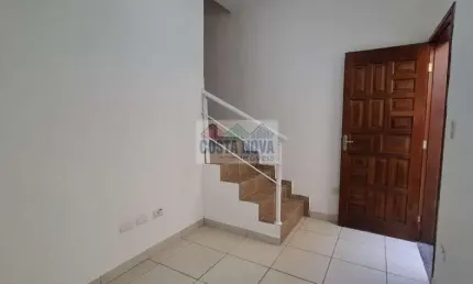 Casa assobradada  com 2 dormitórios e quintal privativo no bairro sitío do campo, praia grande