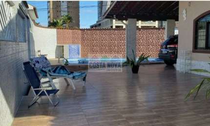 Casa térrea, mobiliada, piscina, jacuzzi, 5 vagas, edícula, churrasqueira, a 200 metros mar
