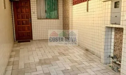 Casa sobreposta baixa com quintal e churrasqueira no boqueirão ? 3 dormitórios e 1 suíte