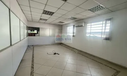 Galpão comercial com mais de 9.000m², pátio para caminhões, docas, guarita e espaço para escritório