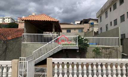 Casa para locação no bairro Santa Efigênia com 03 quartos, 02 salas, 01 piscina, 01 vaga de garagem