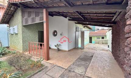 Casa à venda no bairro Carlos Prates, Belo Horizonte – 03 quartos, 03 vagas, quintal e barracão nos