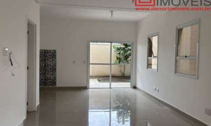 Casa em Condomínio de Alto Padrão em Cotia-SP  3 Quartos, 1 Suíte, 2 Salas, 1 Banheiro e 2 Vagas de Garagem  Jardim Caiapiá  111,74m²