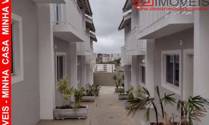 Imperdível: Casa em Condomínio à Venda em Cotia-SP, Chácara Vista Alegre - 2 Quartos, 1 Banheiro, 1 Vaga de Garagem - 45m².