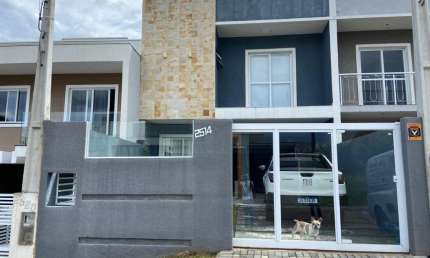 Ótimo sobrado triplex de alto padrão com porteira fechada no Jardim Dona Rosa, Iguaçu.