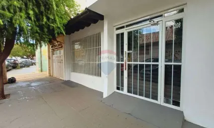 Casa térrea com 3 quartos (1 suíte), edícula e salão comercial independente