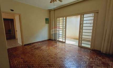 Casa térrea com 3 quartos (1 suíte), edícula e Salão Comercial Independente