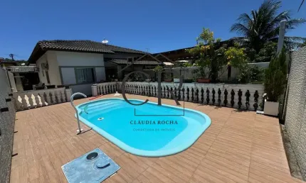Belíssima casa térrea com piscina privativa em condomínio com portaria 24h!