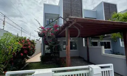 Espetacular casa solta em condomínio fechado, prontíssima para morar!