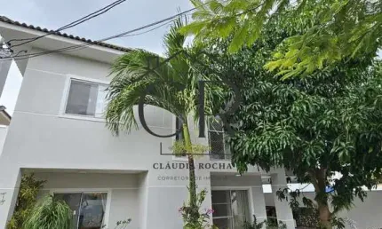 Maravilhosa casa em Buraquinho! Condomínio fechado!