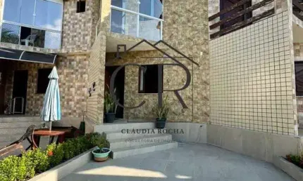 Excelente Village em condomínio fechado, próximo à praia de Ipitanga!