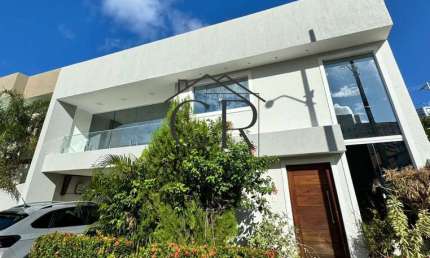 Linda casa em condomínio fechado com excelente localização!