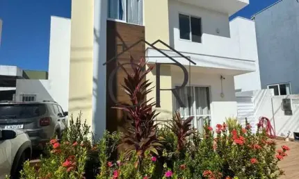 Linda casa em condomínio fechado com piscina privativa!
