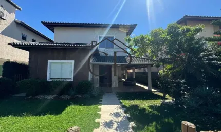 Maravilhosa casa com altíssimo padrão construtivo em condomínio clube!