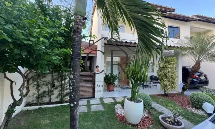 Linda casa totalmente decorada em condomínio fechado, pronta para morar!