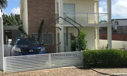 Excelente casa duplex em condomínio fechado com total infraestrutura!