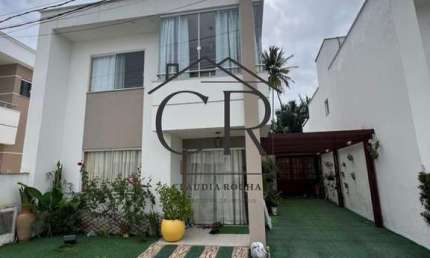 Oportunidade! Maravilhoso duplex com energia solar em condomínio fechado!