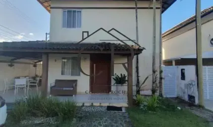 Linda casa com mega área externa em condomínio com portaria 24h!
