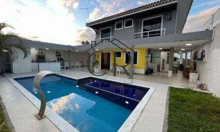 Mega maravilhosa casa em condomínio fechado ao lado de Vilas do Atlântico, pronta para morar!