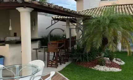 Um show de casa em condomínio fechado ao lado de Vilas do Atlântico!