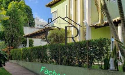 Fantástica casa em condomínio fechado com mega área externa e muito verde!!