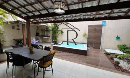 Fantástica casa em condomínio com portaria 24h, com piscina privativa e aquecida!