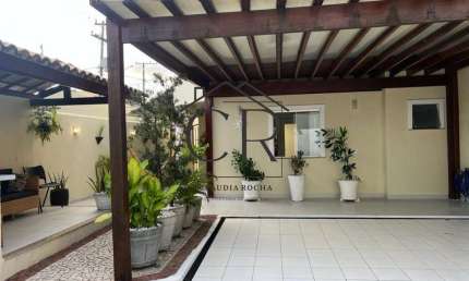 Maravilhosa casa em condomínio fechado ao lado de Vilas do Atlântico!