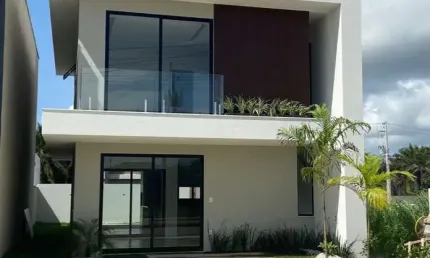 Mega maravilhosa casa em condomínio com excelente estrutura de lazer, novíssima, acabamento impecável!