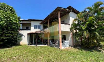 Uma casa super espaçosa para toda a família, em condomínio com portaria 24h!!