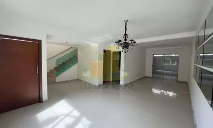 Perfeita casa em condomínio com portaria 24h, pronta para morar!!