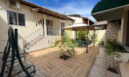 Linda casa com energia solar em condomínio fechado fechado com portaria 24h!