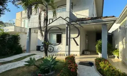 Linda casa em condomínio fechado com área social privativa!!