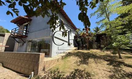 Belíssima casa com bastante área em condomínio com portaria 24h, próxima a praia!