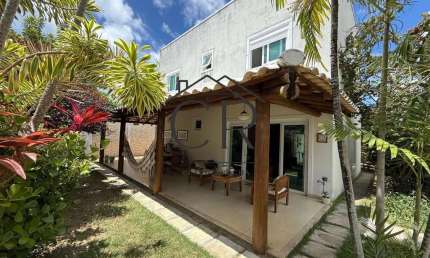 Um charme de casa para locação em condomínio com portaria 24h!