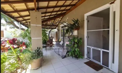 Excelente casa em condomínio próximo a Vilas do Atlântico, no Miragem!