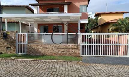 Linda casa com 4/4 sendo 3 suítes, condomínio fechado!!