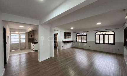 Casa piso superior com 5 quartos sendo 1 suíte no Iririu por R$5.500,00 + TAXAS