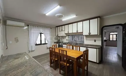 Casa piso superior com 5 quartos sendo 1 suíte no Iririu por R$4.900,00 + TAXAS