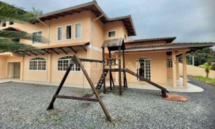 Linda casa com 4 quartos para locação no Floresta por R$3500,00