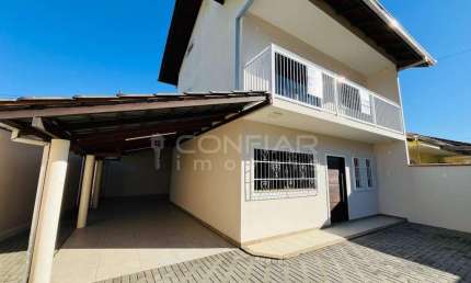 Casa residencial de esquina com 3 quartos para locação por R$2.500,00