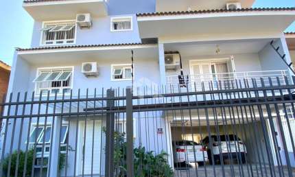 Linda e espaçosa casa no Residencial Santa Lucia no Bairro Camobi.