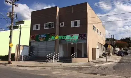Predio com apartamentos na parte superior e salaões comerciais no terreo
