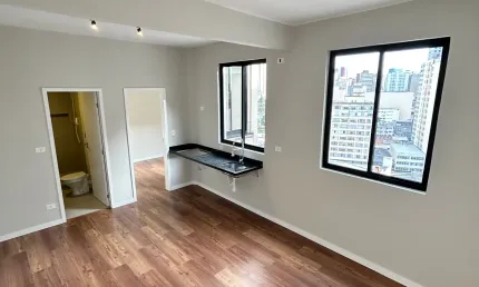 Apartamento reformado com 1 quarto no coração de curitiba