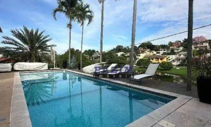 Casa térrea em frente ao lago, com 5 suítes no Cond. Marambaia.