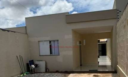 Casa com 2/4 sendo 1 suíte no bairro Canelas em Várzea grande
