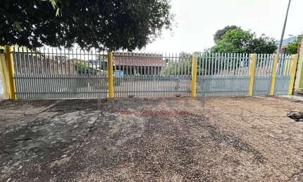 Ampla, arejada e com duas frentes! Casa à venda no Jardim Glória