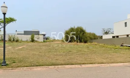 Lote à venda com ótima topografia e 829m2 de área total no condomínio Campos de Santo Antonio II em Itu.