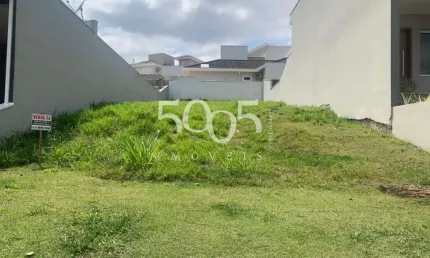 Terreno à venda no Condomínio Parque do Varvito em Itu, com 300m² de área total, ótima topografia e localização.