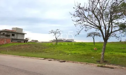 Terreno excelente em condomínio. Topografia com leve aclive em localização muito boa no condomínio.